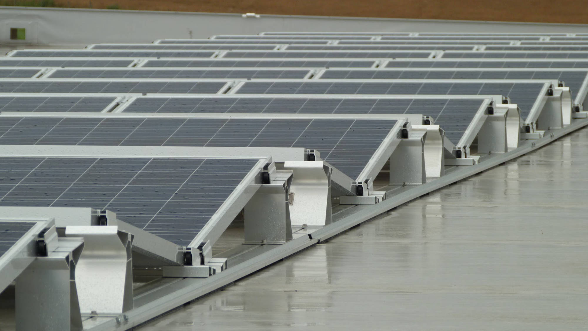 Photovoltaik auf einem Flachdach Photovolatikanlage